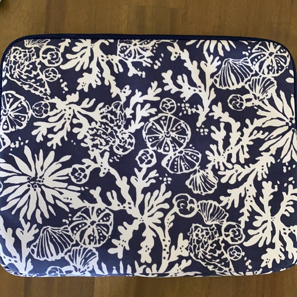Lilly Pulitzer tech bag - Picture 4 of 7